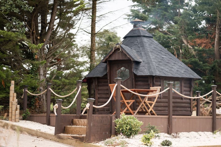 LakEscape BBQ hut by the cabins